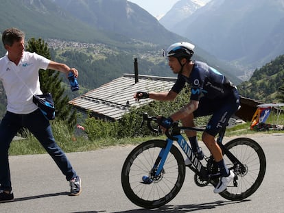 Jaimerena le pasa un bidón al corredor Albert Torres en la pasada Vuelta a Suiza.