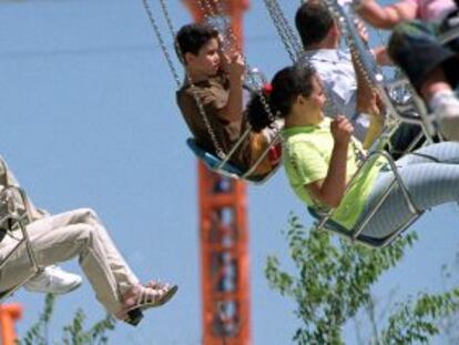 Sillas voladoras en el parque de atracciones Warner.