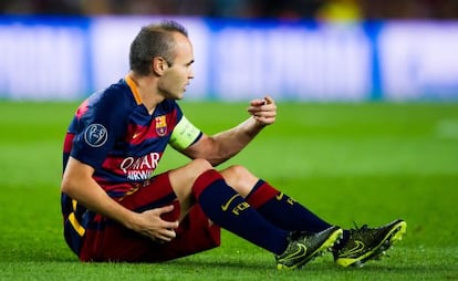 Iniesta, lesionado, pide el cambio.