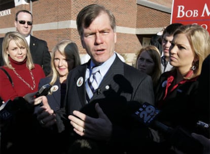 El republicano Bob McDonnell habla para la prensa durante la campaña.