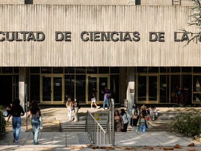 Exterior de la facultad de Ciencias de la Información de la Universidad Complutense de Madrid.