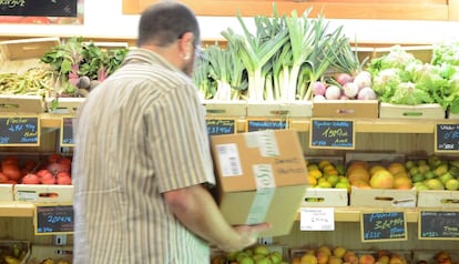 Un socio de la tienda de Landare, en Pamplona. 