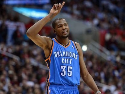 Durant celebra una canasta.