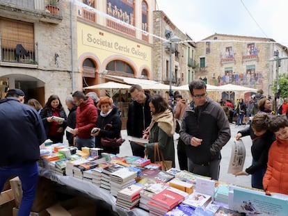 Público en Calonge comprando libros en la calle y con las siete librerías del municipio llenas de gente.