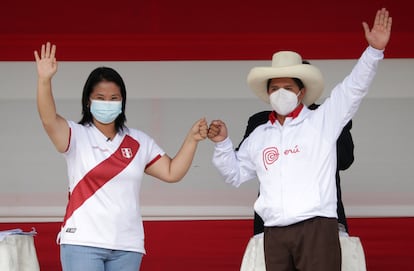 Los candidatos presidenciales peruanos Pedro Castillo y Keiko Fujimori en la Plaza de Armas, este sábado en Chota (Perú), un pequeño pueblo a 960 kilómetros de Lima, la capital.