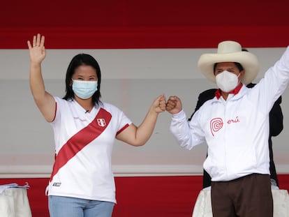 Los candidatos presidenciales peruanos Pedro Castillo y Keiko Fujimori en la Plaza de Armas, este sábado en Chota (Perú), un pequeño pueblo a 960 kilómetros de Lima, la capital.
