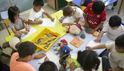 Unos niños juegan en la Asociación Ítaca, que atiende a los menores cuando salen del colegio.