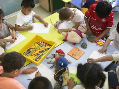 Uns nens juguen a l'Associació Ítaca després de sortir del col·legi.