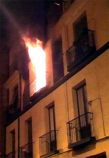 Imagen del edificio en llamas.