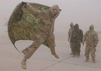 Soldados estadounidenses descansan en medio de la tormenta de arena de ayer en Irak.