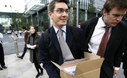 Empleados de Lehman Brothers retiran sus pertenencias en cajas tras la quiebra del banco en 2008.