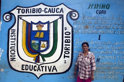 María Elena Santacruz fue la directora de la Institución Educativa Toribío, en los peores años de la guerra en el pueblo, cuando su escuela debía ser evacuada cada dos por tres por el fuego cruzado entre Ejército y guerrilla.