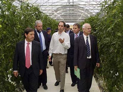 Responsables del Gobierno navarro y Ecoenergía recorren la planta de Artajona (Navarra).