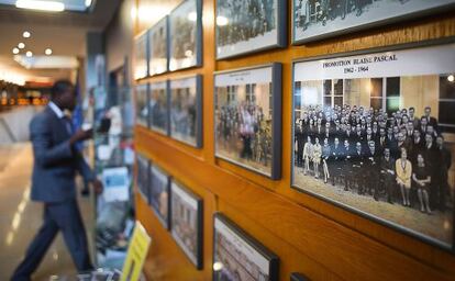 Interior da Écola Nationale d'Adminsitration. Em suas paredes, há fotos de personalidades da política e do mundo empresarial francês que por ali passaram.