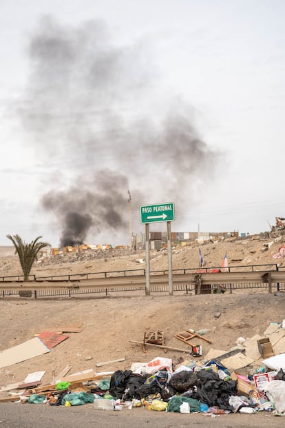 Arica empieza donde termina el desierto de Atacama, un lugar donde los fuertes vientos facilitan la propagación de la contaminación. En las afueras, la falta de vivienda ha hecho proliferar las ‘tomas’ o asentamientos ilegales, donde casi cada día se quema basura, ensuciando aún más el aire.