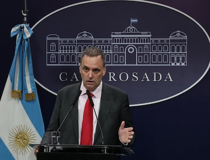 El vocero de la Presidencia de Argentina, Manuel Adorni, habla en una conferencia de prensa en la Casa Rosada, en Buenos Aires,.