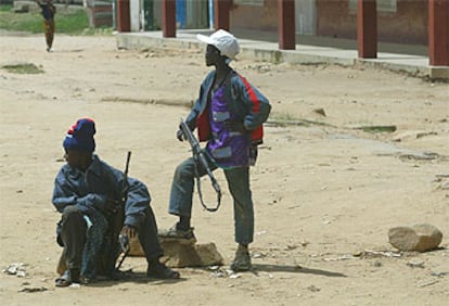 Niños soldados armados con fusiles de asalto Kaláshnikov, cerca del edificio de la ONU en Bunia.