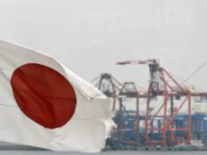 Una bandera de Japón ondea en un puerto japonés.