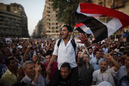 Manifestantes lanzan soflamas contra la junta militar durante la protesta convocada por los Hermanos Musulmanes en la plaza de la Liberación.