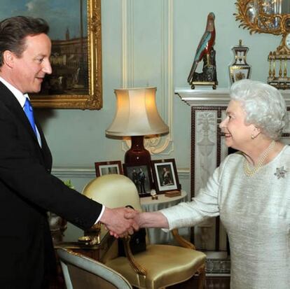 David Cameron junto con la reina Isabel II