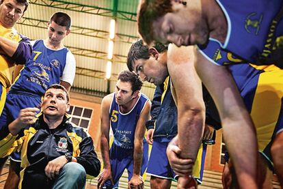 Osvaldo Márquez es un pequeño empresario uruguayo que tiene un hijo con síndrome de Down. Su otra pasión es entrenar a los chicos del club Aderes de baloncesto.