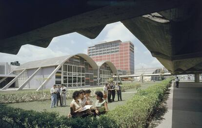 El rectorado y la biblioteca vistos desde uno de los corredores cubiertos, en 1959. |