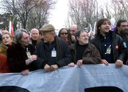 Concha Cuetos, Elías Querejeta, Manuel Vicent y Javier Bardem, entre otros, en la cabecera de la manifestación de Madrid.