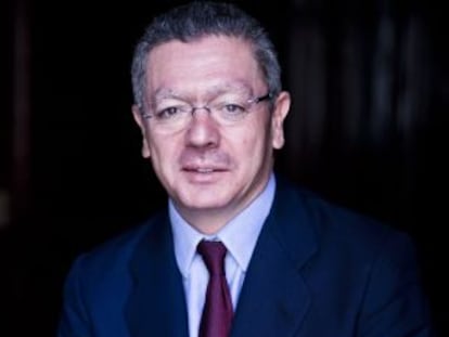 Alberto Ruiz-Gallardón following the interview.