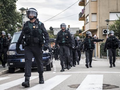 Civil Guard officers on the streets of Catalonia.