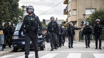 Civil Guard officers on the streets of Catalonia.