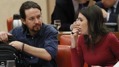 El l&iacute;der de Unidos Podemos, Pablo Iglesias, y la portavoz de la formaci&oacute;n, Irene Montero, en la reuni&oacute;n de la Diputaci&oacute;n Permanente.