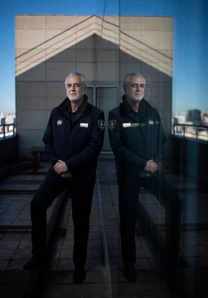 Rafael Ferrándiz en la Jefatura de bomberos de Madrid.