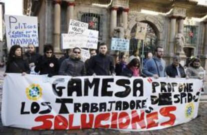 Cientos de personas se han manifestado hoy por las calles de Pamplona en contra del ERE planteado por la dirección de Gamesa, que contempla un total de 283 despidos en sus centros de Navarra, sin contar a los subcontratados.