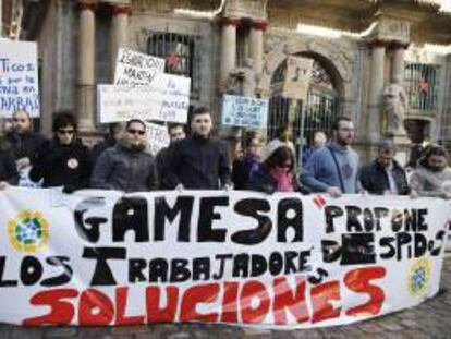 Cientos de personas se han manifestado hoy por las calles de Pamplona en contra del ERE planteado por la dirección de Gamesa, que contempla un total de 283 despidos en sus centros de Navarra, sin contar a los subcontratados.