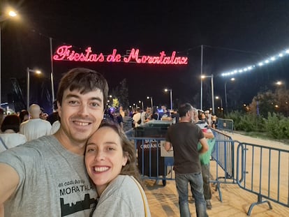 Jesús Órtega en un 'selfie' junto a su hermana en unas fiestas de su querido distrito, Moratalaz.