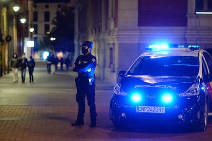 Un agente de la Policia Nacional en Valladolid, en una foto de archivo.