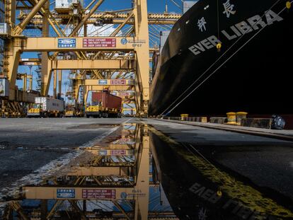 Barco chino en el puerto de Buenaventura, Colombia.