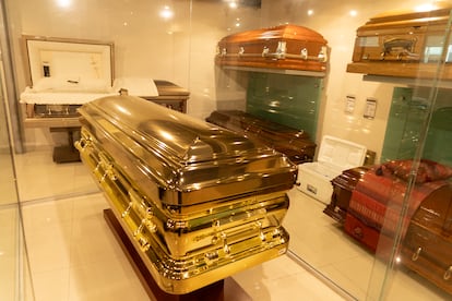 El ataúd chapeado en oro que comercializa una funeraria en Culiacán, Sinaloa, el 3 de septiembre 2025.