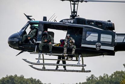 THM01. FOX LAKE (IL, EE.UU.), 01/09/2015.- Oficiales en un helicóptero participan en la búsqueda de tres sospechosos armados, supuestos responsables de disparar a un policía, en Fox Lake, Illinois (EE.UU.) hoy, martes 1 de septiembre de 2015. Un policía que perseguía a tres hombres en un suburbio de Chicago fue tiroteado, según reportes de prensa. La búsqueda de los responsables, descritos como un hombre blanco y dos hombres negros, se realiza con sabuesos, helicópteros y en tierra. EFE/TANNEN MAURY