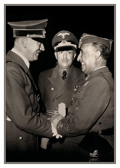 Adolf Hitler y Francisco Franco se saludan, en presencia de Eberhard von Stohrer, en Hendaya el 23 de octubre de 1940.