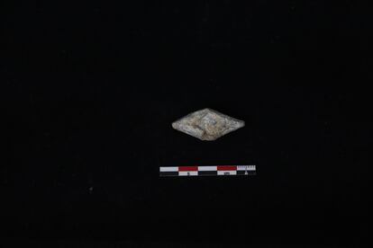 Uno de los 89 proyectiles romanos de plomo encontrado en el yacimiento de Brazatortas, en Ciudad Real.