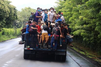 Un grupo de migrantes hondureños que intentan llegar a Estados Unidos tras atravesar un control fronterizo ilegalmente en Entre Ríos (Guatemala). El presidente de Guatemala, Alejandro Giammattei, ha ordenado detener a cualquiera que haya entrado ilegalmente en territorio guatemalteco y ha establecido el "estado de prevención" en seis Estados, que forman la ruta hacia México, tras la entrada de cerca de 3.000 hondureños en la primera caravana de migrantes desde que iniciara la pandemia del coronavirus.