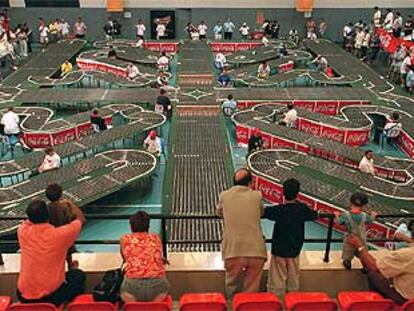 Vista panorámica de las pistas de <i>scalextric </i>montadas este fin de semana en el polideportivo de La Canaleja de Alcorcón.