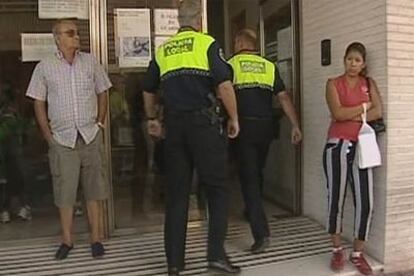 Dos de los policías locales imputados entran en el juzgado de Torrevieja.