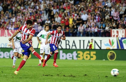 Diego Costa marca de penalti el segundo gol.