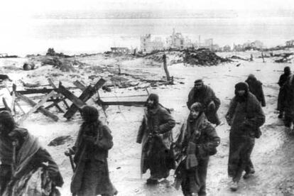 Prisioneros alemanes en las ruinas de Stalingrado en 1943.