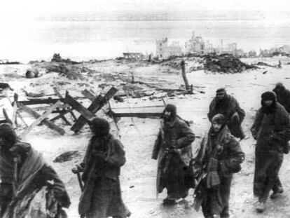 Prisioneros alemanes en las ruinas de Stalingrado en 1943.