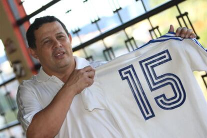 El futbolista Héctor Zelaya sostiene, en Tegucigalpa, la camiseta de la selección hondureña con la que marcó el gol que eliminó a España en 1982.