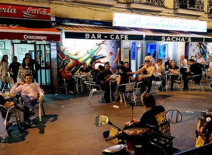 La plaza de Chueca, donde se encuentra la taberna de Ángel Sierra, uno de los escenarios de <i>La flor de mi secreto</i> (1995), donde Leo (Marisa Paredes) dice: "Excepto beber, qué difícil me resulta todo".