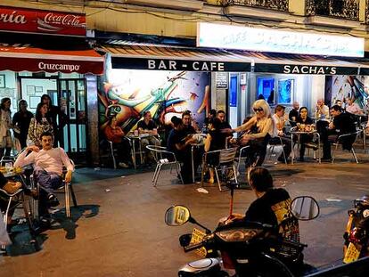 La plaza de Chueca, donde se encuentra la taberna de Ángel Sierra, uno de los escenarios de <i>La flor de mi secreto</i> (1995), donde Leo (Marisa Paredes) dice: "Excepto beber, qué difícil me resulta todo".